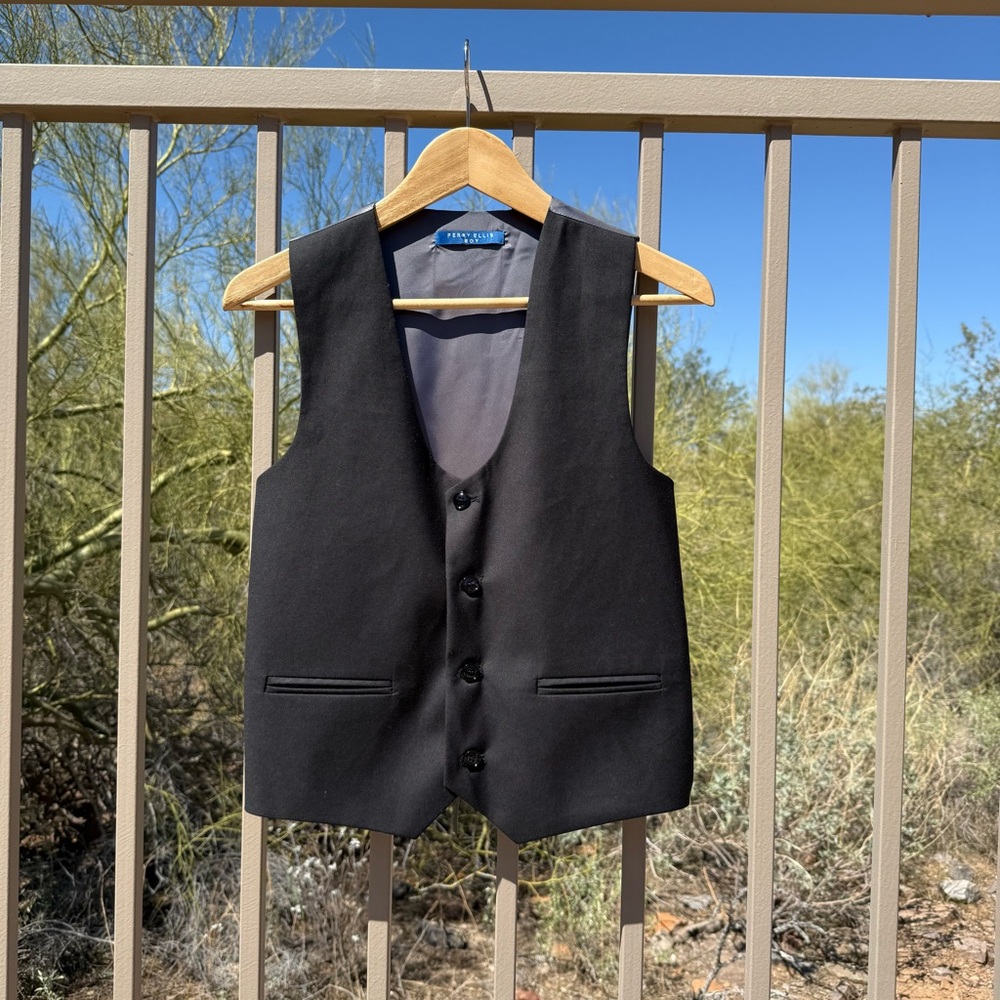 ⬇️💲Perry Ellis NWOT Boy Black Vest
